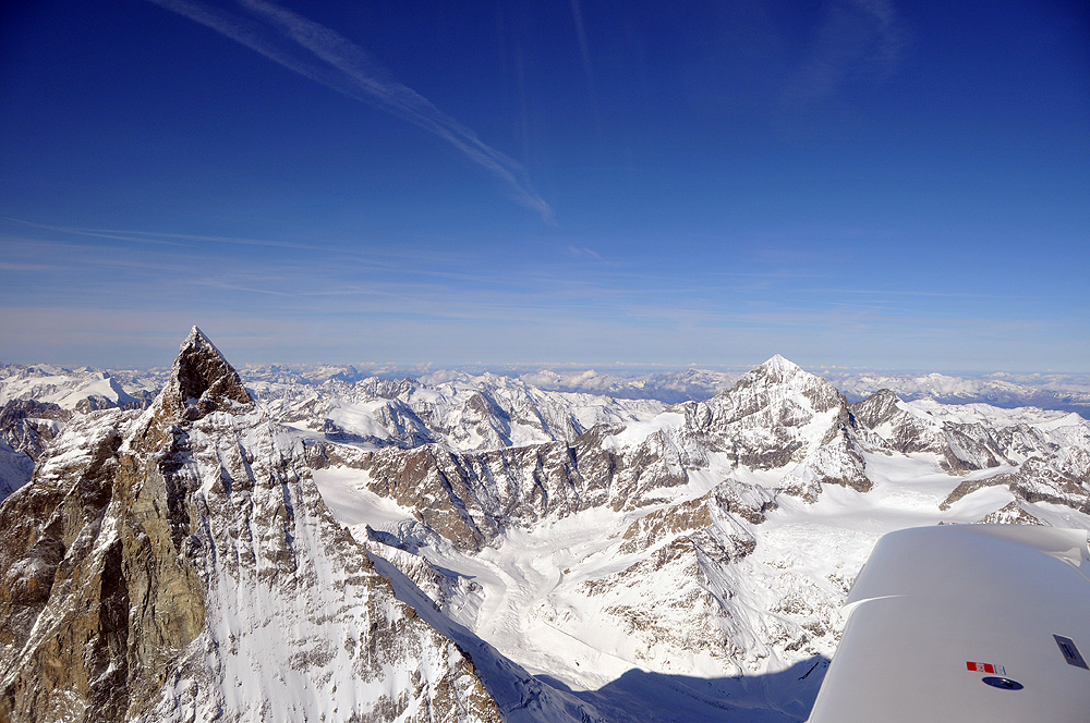 Matterhorn Umrundung. Die Matterhorn Ostseite. Dahinter Dent Blanche ...