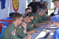 20130726_100426_Flug_Patrouille_Suisse_Fantag_WangenLachen_Autogrammstunde.JPG