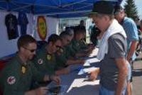 20130726_100444_Flug_Patrouille_Suisse_Fantag_WangenLachen_Autogrammstunde_Joël.JPG