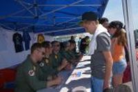 20130726_100446_Flug_Patrouille_Suisse_Fantag_WangenLachen_Autogrammstunde_Joël.JPG